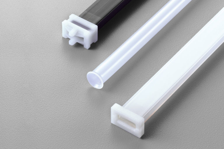 Drei verschiedene Kunststoffprofile in weiß, transparent und schwarz